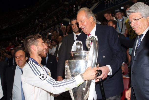 Su Majestad el Rey con la Copa de la UEFA Champions League 2014